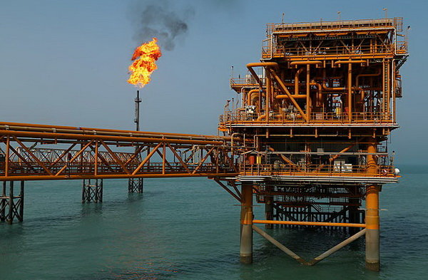 واکنش نفتی ایران به تحریم آمریکا/خارجی‌ها میز مذاکره راترک نکردند